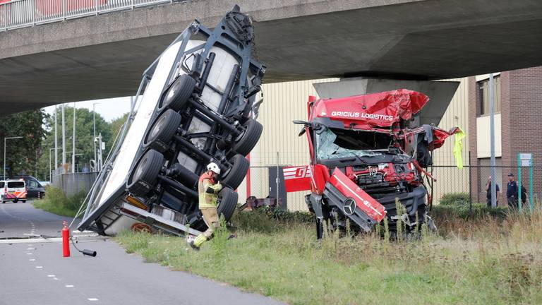 Vrachtwagen rijdt van viaduct en valt meters naar beneden, weg uren dicht