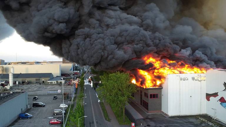 Enorme brand verwoest bedrijfspand, bekijk hier de beelden
