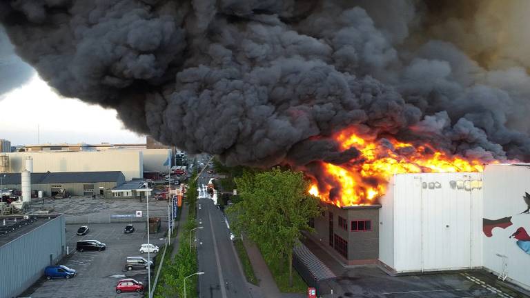 Videobeelden van de enorme brand in Oss