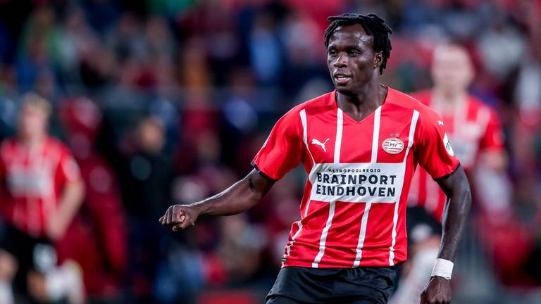 PSV-speler Bruma in actie tegen FC Groningen