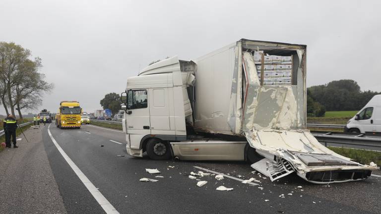 A58 dicht na ongeluk tussen twee vrachtwagens