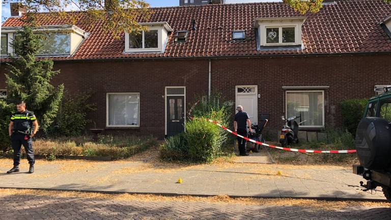 Politieonderzoek bij het huis waar de man werd neergestoken (foto: René van Hoof).