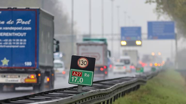 Een flinke file op de A27 (archieffoto: Marcel van Dorst).