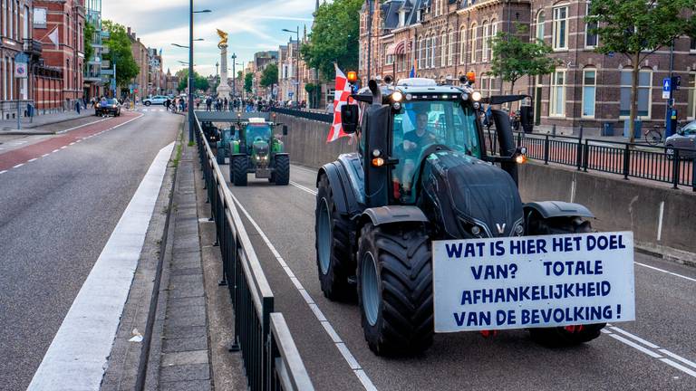 112 nieuws boeren toeterend door Den Bosch stadsbus en auto