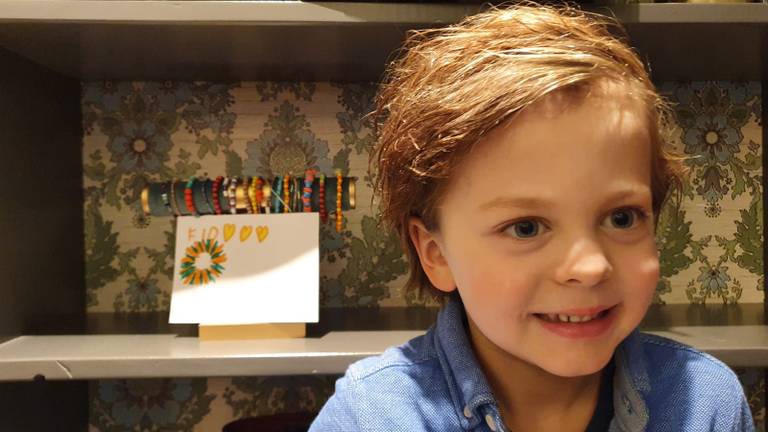 Floris met zijn armbandjes in de winkel (foto: Neana Pessers).