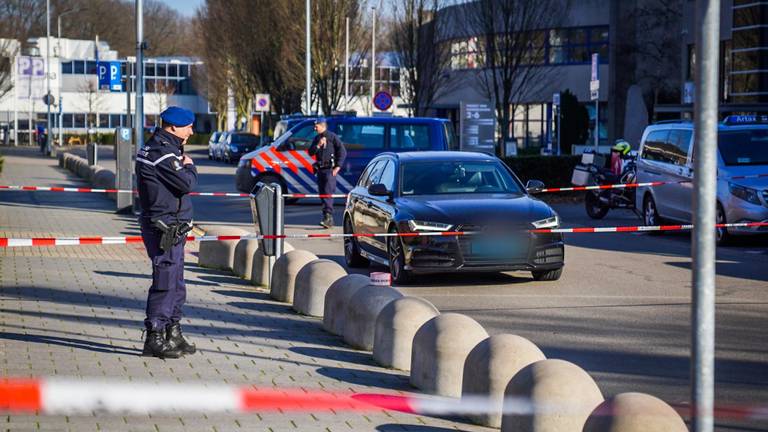 Een taxichauffeur raakte zwaargewond (Foto: SQ Vision). 