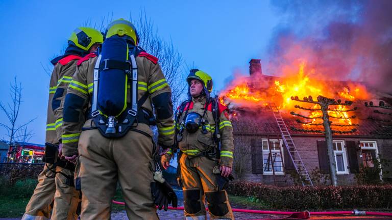 De grote brand in een woonboerderij in Lennisheuvel (foto: Dave Hendriks/SQ Vision).