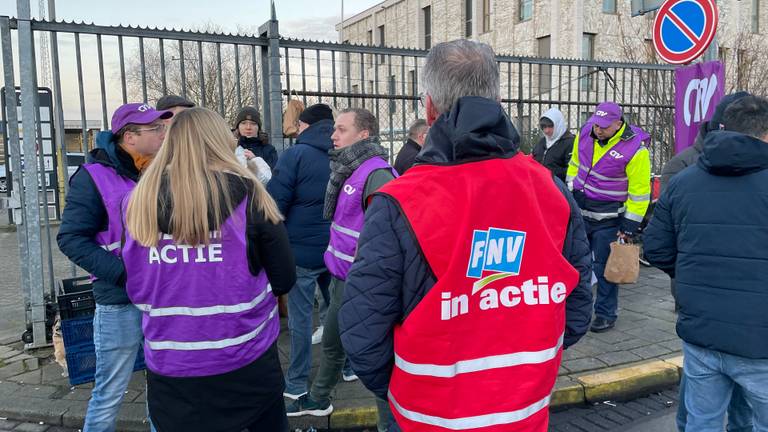 Het stakingspunt bij het busdepôt  aan de Slingerweg in Breda. Volgens de stakingsleider doen 200 chauffeurs in Breda mee, dat zou 85 procent zijn van het rijdend personeel (foto: Omroep Brabant).