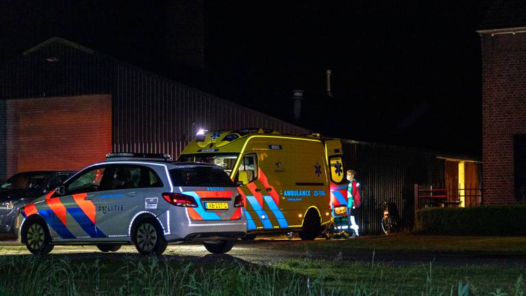 De bewoner van het huis in Overloon is behandeld en naar een ziekenhuis gebracht (foto: SK-Media).