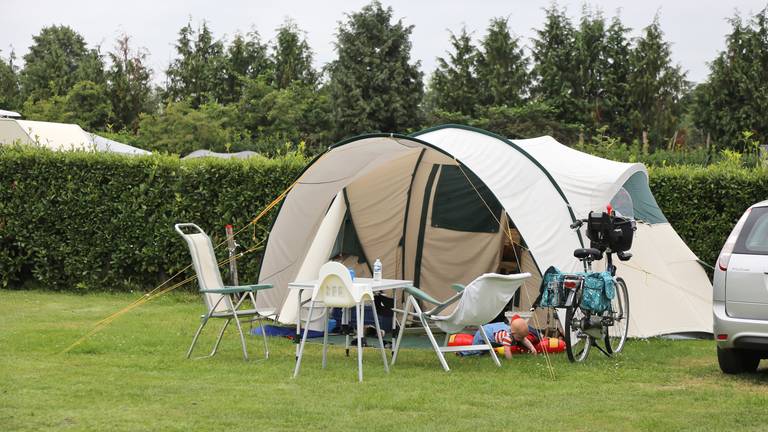 replica module Bourgondië Kampeerspullen niet aan te slepen: 'Vooral tenten zijn een probleem' -  Omroep Brabant