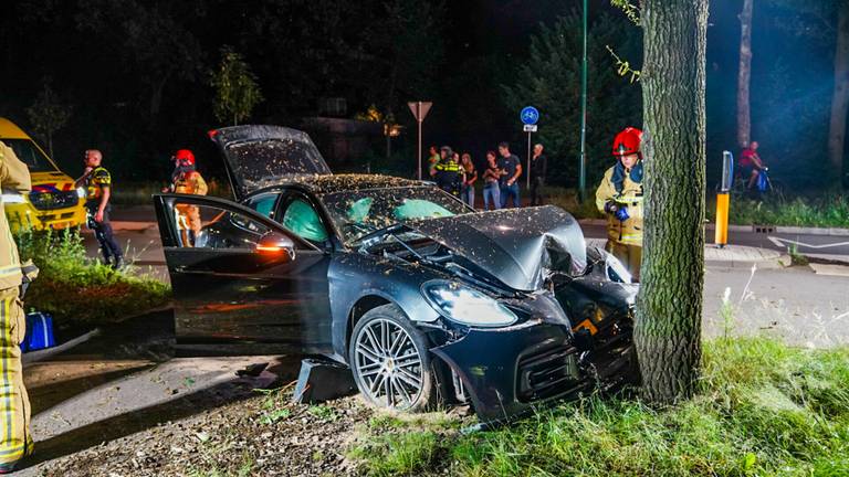 Porsche in puin na crash, twee inzittenden naar het ziekenhuis