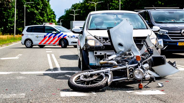 Auto botst tegen stilstaande motor