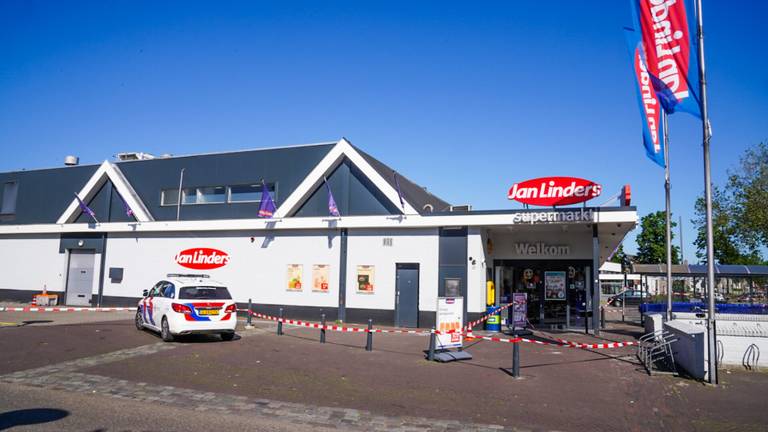 De omgeving van de supermarkt in Helmond is afgezet na de plofkraak (foto: Dave Hendriks/SQ Vision).
