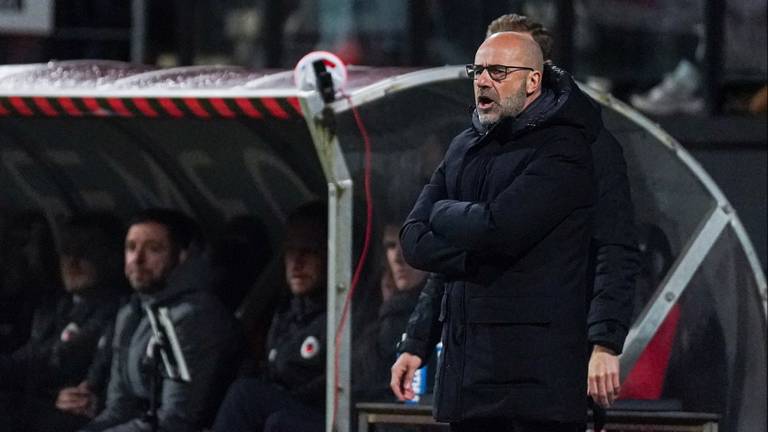 Peter Bosz coachend langs de lijn tegen Excelsior (foto: OrangePictures). 