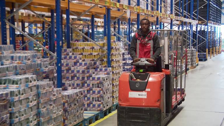 Louange werkt deze zomer acht weken in de logistiek.