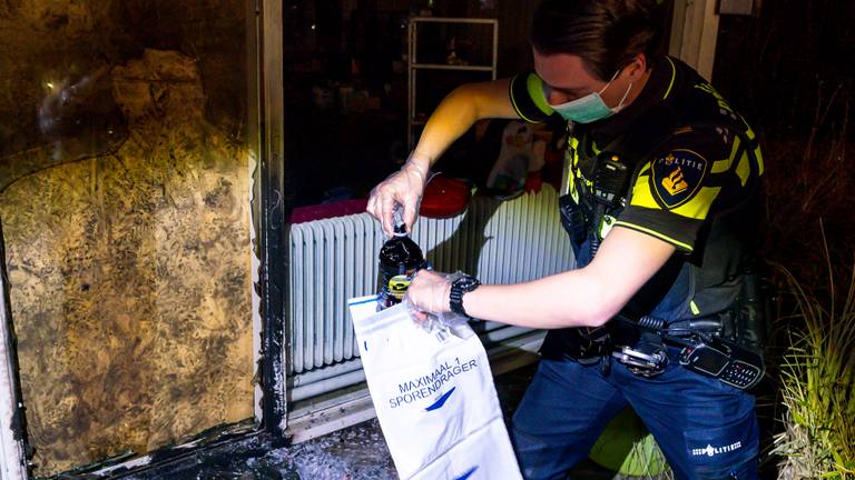 De politie heeft de fles met brandbare vloeistof meegenomen voor onderzoek (foto: Marcel van Dorst/SQ Vision).