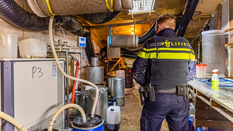 Een drugslab in Tilburg in een afgesloten ruimte in de loods (foto: Jack Brekelmans/SQ Vision).