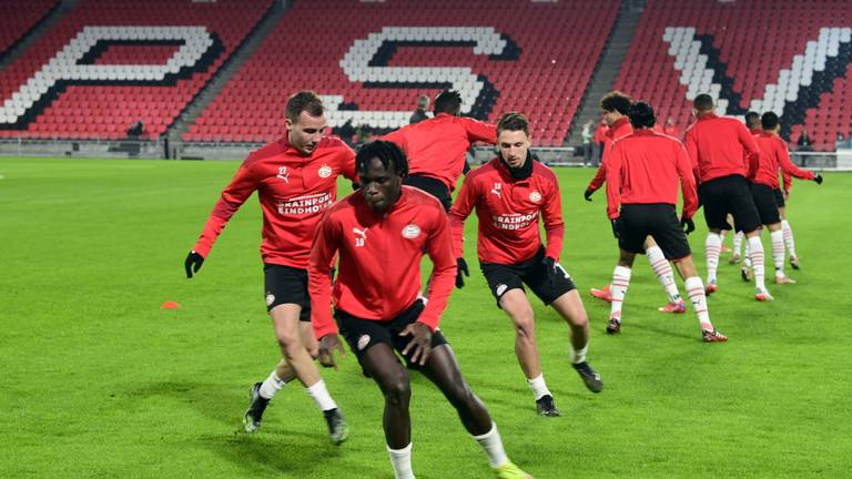 Warming up PSV in een leeg stadion tijdens coronapandemie