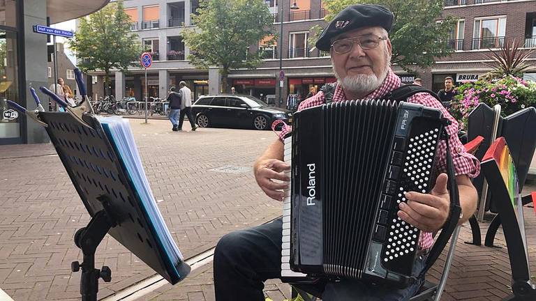 Accordeonist Juul Bouman mag weer spelen in het centrum van Etten-Leur (foto: Erik Peeters).