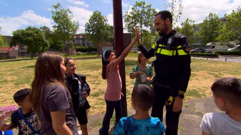 Wijkagent Hicham aan het werk. 