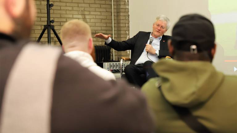 Burgemeester Theo Weterings praat jongeren bij over de verkiezingen (foto: Collin Beijk).