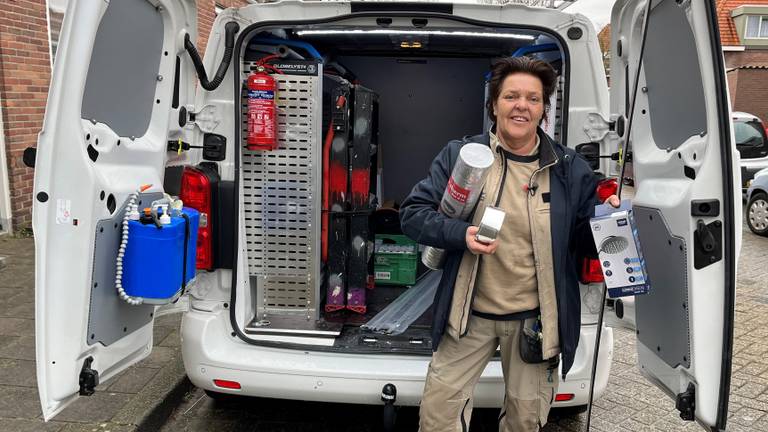 Dorine van Reijmersdal bij de Klusbus (foto: Rogier van Son).