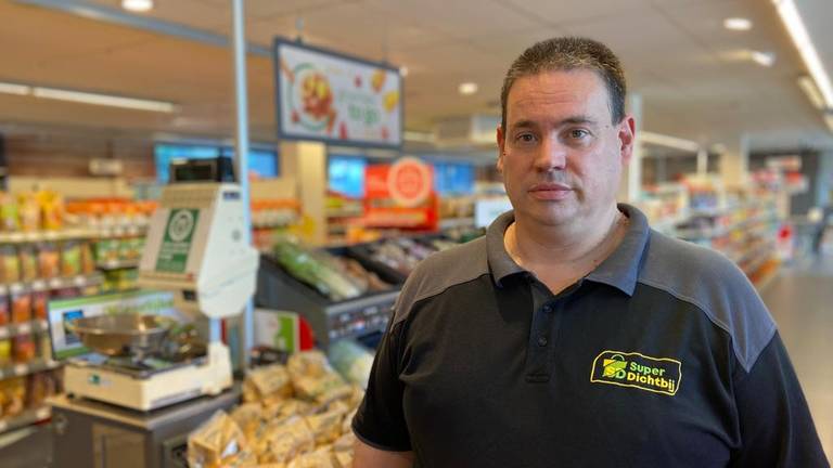 Supermarkteigenaar Marcel Bouman voor de winkel in Zegge (foto: Erik Peeters)