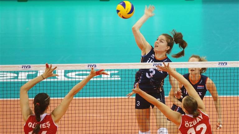 Volleybalster Yvon Beliën in actie