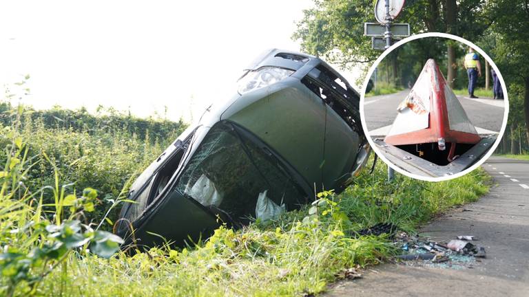 Auto gelanceerd na botsing tegen wegafsluiting, belandt op kop in de sloot