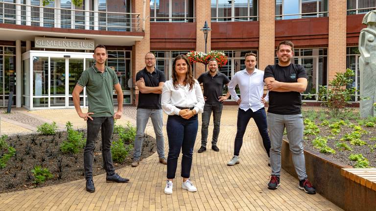 De ploeg van VOTE bij het gemeentehuis in Valkenswaard. (Foto: Rene van Hoof)