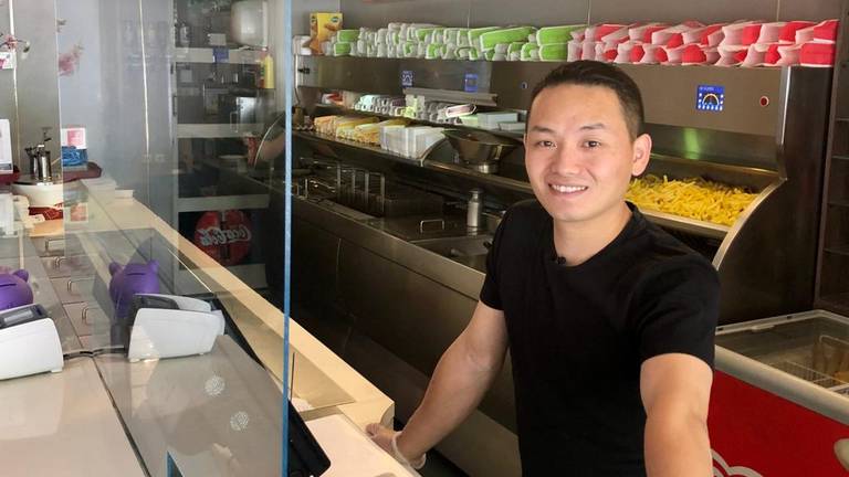 Cafetariahouder Li Jin kreeg veel kritiek over zich heen vanwege zijn coronascherm. (Foto: Erik Peeters)