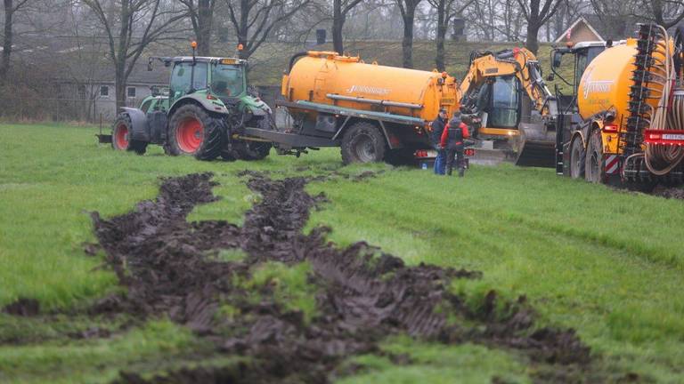 Loonbedrijven rijden zich vast in drassige akkers (foto: Bart Meesters).