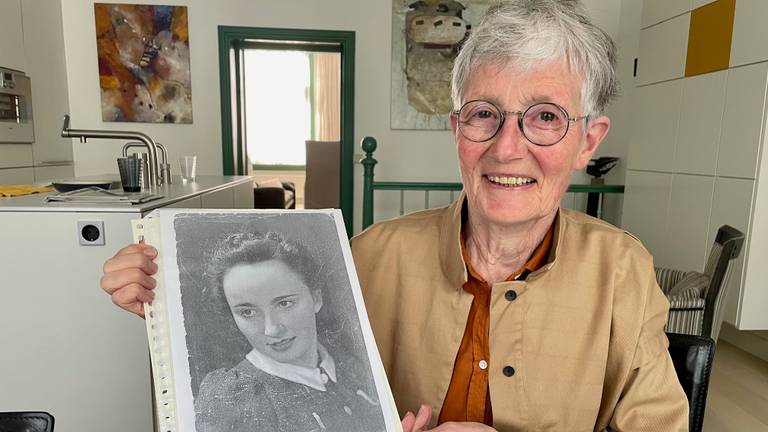 Marlies Hooyschuur-Houtman met een foto van haar moeder (foto: Erik Peeters).