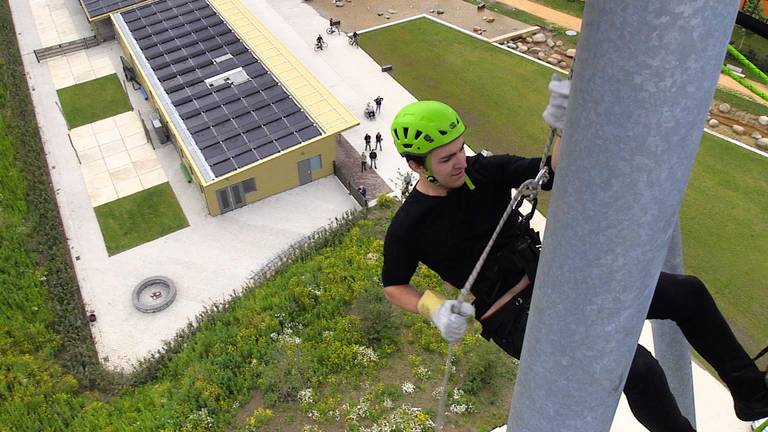 Ondanks zijn hoogtevrees, gaat Jeffrey abseilen van de Kempentoren (foto Tom van den Oetelaar).