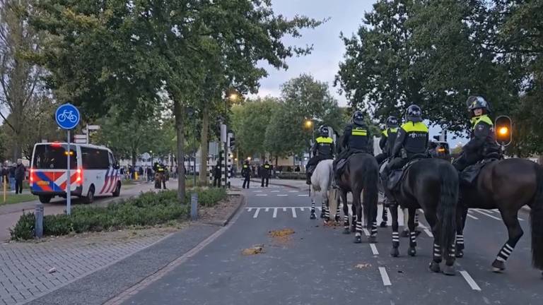 De rellen in Waalwijk (foto: Milos Boksan/X).