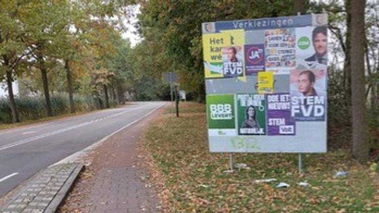 Een andere poster is over de VVD-poster geplakt (foto: VVD Vught, Helvoirt en Cromvoirt)