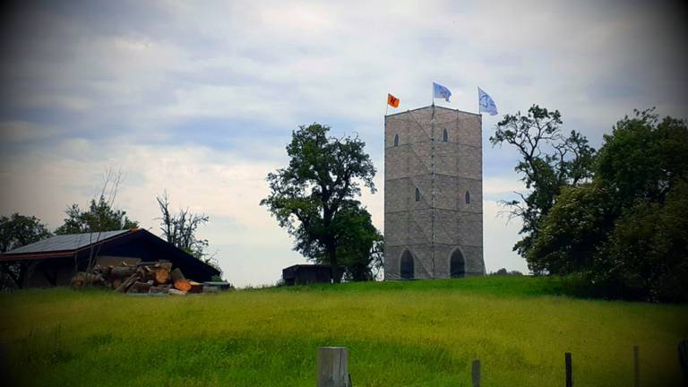 Toren Slot Altena herbouwd voor de Slag om Altena.