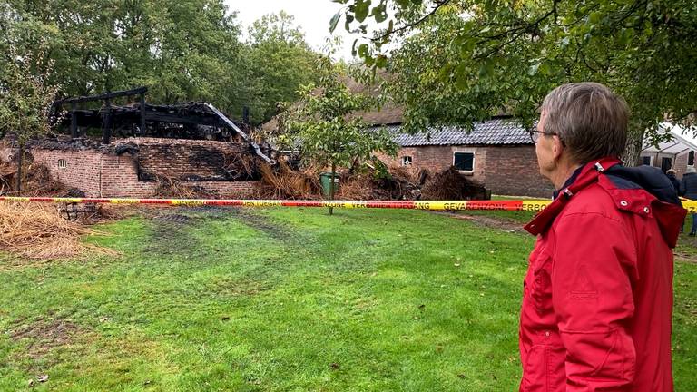 Voorzitter Hans van Sleuwen bekijkt de schade na de brand (foto: Jos Verkuijlen).