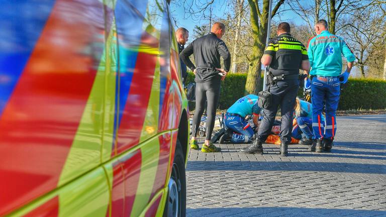 De vrouw die in Valkenswaard was gevallen, wordt overeind geholpen (foto: Rico Vogels/SQ Vision Mediaprodukties).