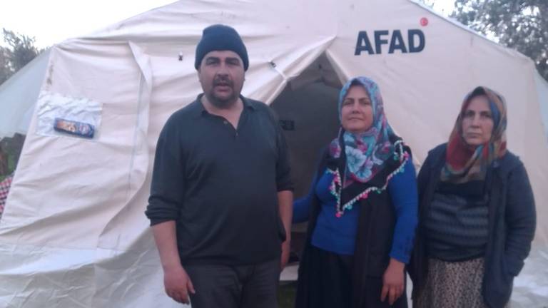 Familieleden van Murat leven nu in tenten (foto: Murat Keles).