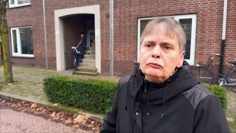 Lies de Kruijff voor een van de woningen die gesloot gaan worden (foto: Jan Peels)