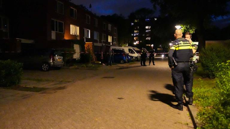 Agent schiet agressieve hond dood, twee mensen raken gewond