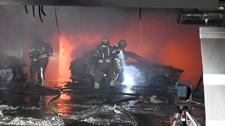 100 appartementen ontruimd na brand in parkeergarage Breda
