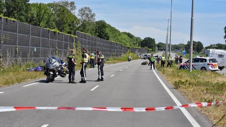 Bij een ongeval op de Burgemeester Letschertweg in Tilburg raakten twee motorrijders ernstig gewond (foto: Toby de Kort/SQ Vision).