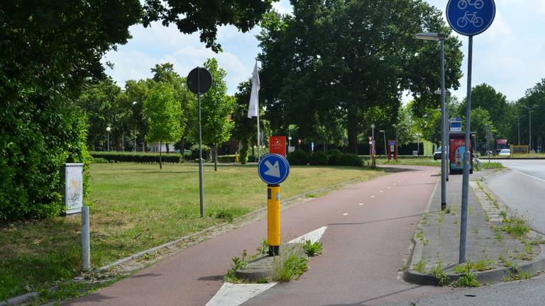 Meisje op de fiets vastgepakt door man (Perry Roovers/SQ Vision). 