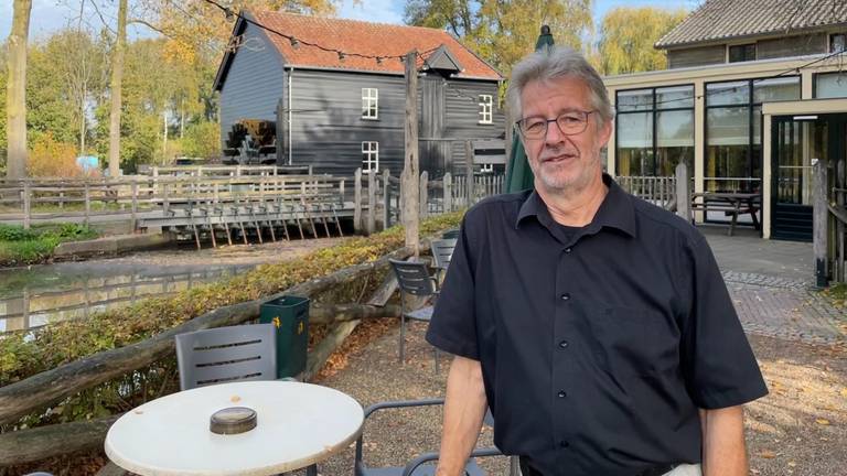 Jack op het terras van de Venbergse Watermolen