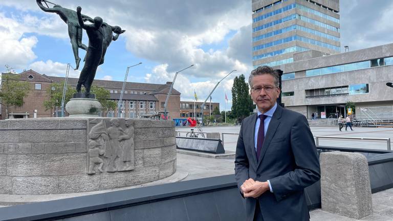 Burgemeester Jeroen Dijsselboem bij het oorlogsmonument op het Stadhuisplein (Foto: Imke van de Laar) 