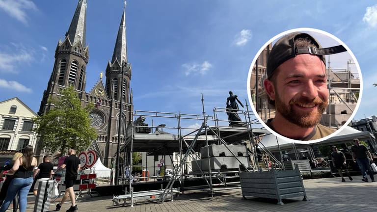 Willem II-fan Joep bouwt mee aan het podium voor de huldiging.