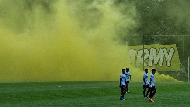 Supporters van RKC Waalwijk staken vuurwerk af voor het oefenduel. (Foto: Leon Voskamp)