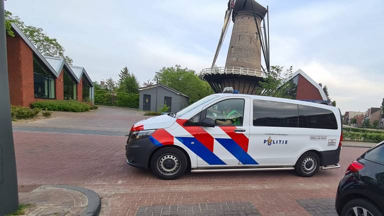 Politie surveilleert bij het verzorgingshuis. (Foto: Noël van Hooft)